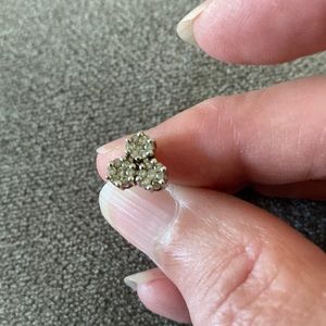 White gold and diamond earring